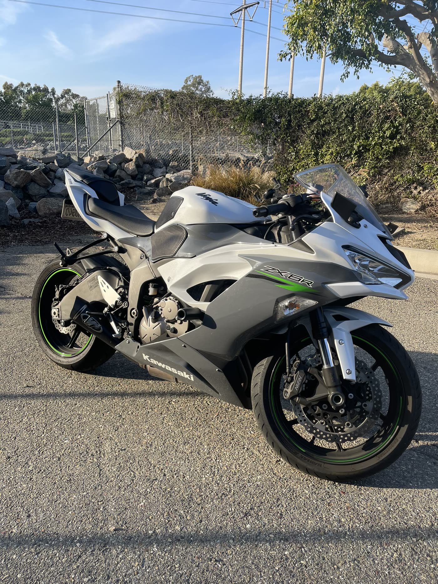 Kawasaki ZX-6R stock white