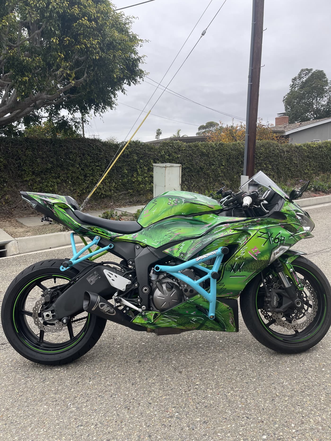 Kawasaki ZX-6R in green and blue custom paint
